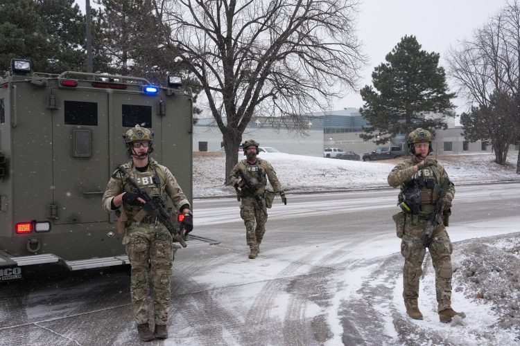 16일 미국 미네소타주 세인트폴에서 연방수사국(FBI) 요원들이 사건 현장을 조사하고 있다. [로이터]
