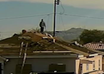 ICE 요원들이 지붕 위를 넘어다니는 모습. [ABC7 유튜브 캡처]