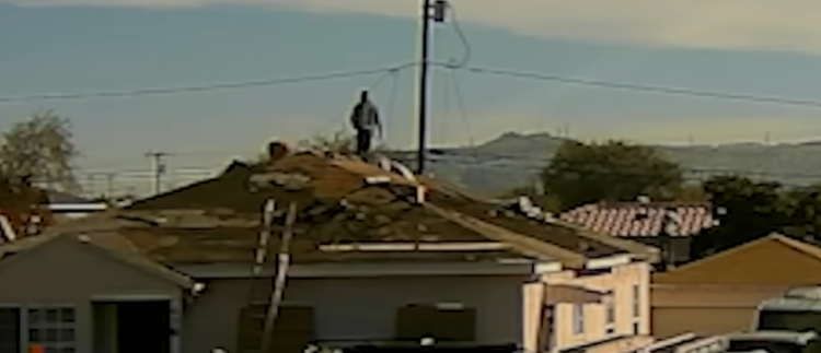 ICE 요원들이 지붕 위를 넘어다니는 모습. [ABC7 유튜브 캡처]