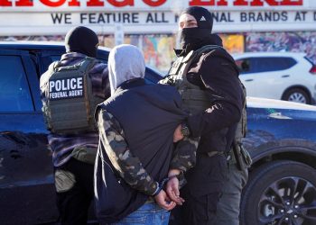 복면을 쓴 ICE 요원이 이민자 체포 활동을 벌이고 있다. [로이터]