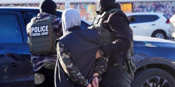 복면을 쓴 ICE 요원이 이민자 체포 활동을 벌이고 있다. [로이터]