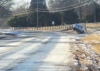 작년 1월 애틀랜타 일대 아침 기온이 화씨 10도까지 크게 떨어져 차량 통행이 뜸한 이면도로는 전날 내린 눈이 얼어붙어 곳곳이 빙판길이 됐다. 22일 아침 출근길, 뷰포드 한 주택단지 앞 빙판길을 지나던 승용차가 미끄러져 길가에 처박혀 있다. [사진=본사 광고국 박수잔 국장]