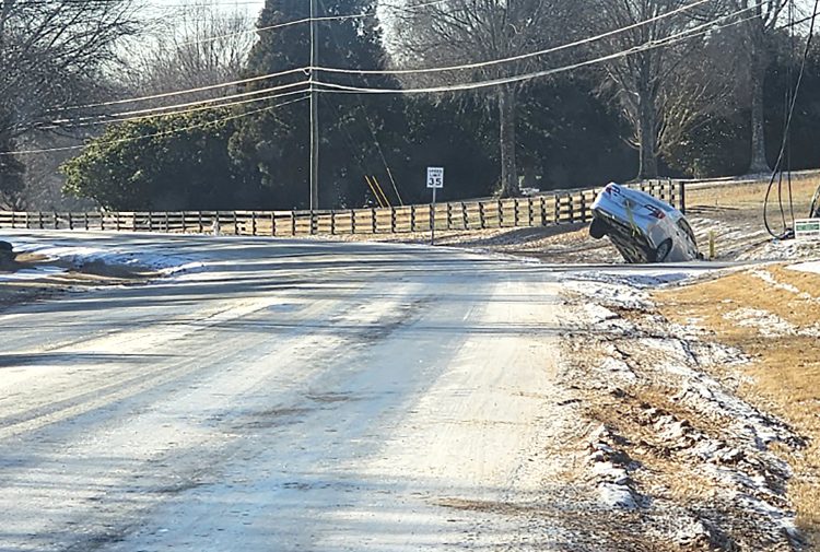 작년 1월 애틀랜타 일대 아침 기온이 화씨 10도까지 크게 떨어져 차량 통행이 뜸한 이면도로는 전날 내린 눈이 얼어붙어 곳곳이 빙판길이 됐다. 22일 아침 출근길, 뷰포드 한 주택단지 앞 빙판길을 지나던 승용차가 미끄러져 길가에 처박혀 있다. [사진=본사 광고국 박수잔 국장]