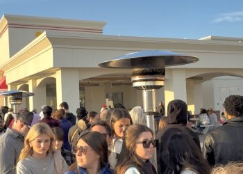 지난 3일 오후 인앤아웃 앤티오크 지점 앞에 고객들이 입장을 기다리고 있다. 장채원 기자