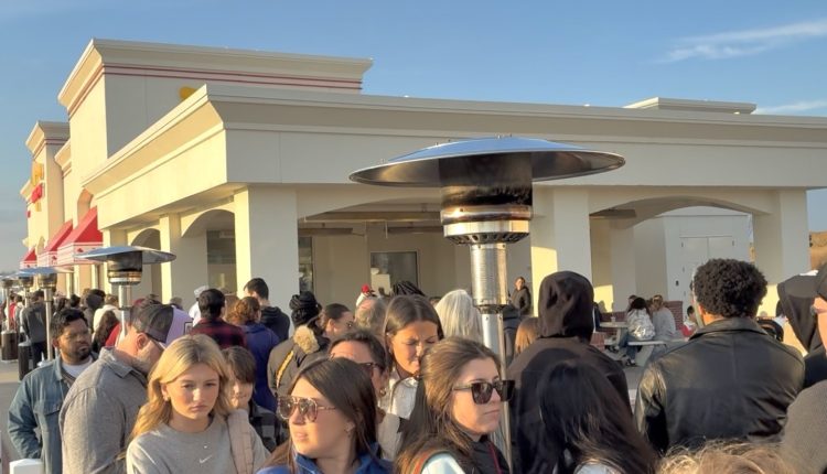 지난 3일 오후 인앤아웃 앤티오크 지점 앞에 고객들이 입장을 기다리고 있다. 장채원 기자