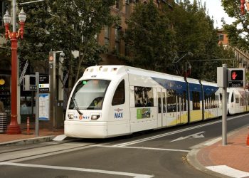 오리건주 포틀랜드에서 열차를 이용하던 50대 한인 남성 승객의 목을 조른 민간 보안업체 소속 계약 요원 2명이 형사 기소됐다.