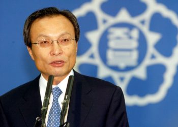 2004년 6월 30일 당시 국무총리를 지낸 이해찬 민주평통 수석부의장이 청사에서 열린 취임식에서 취임사를 하는 모습. [연합뉴스 자료사진]