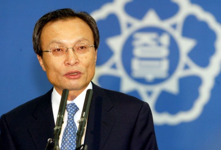 2004년 6월 30일 당시 국무총리를 지낸 이해찬 민주평통 수석부의장이 청사에서 열린 취임식에서 취임사를 하는 모습. [연합뉴스 자료사진]