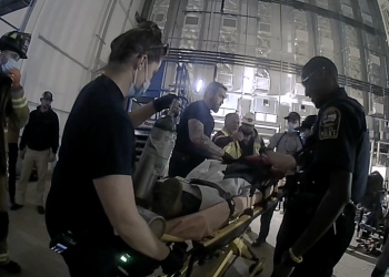 2020년 11월 4일 SK배터리아메리카 커머스 공장 건설현장에서 추락한 캐머런 벨 씨를 응급대원들이 병원으로 옮기고 있다. [커머스 시 경찰 제공]