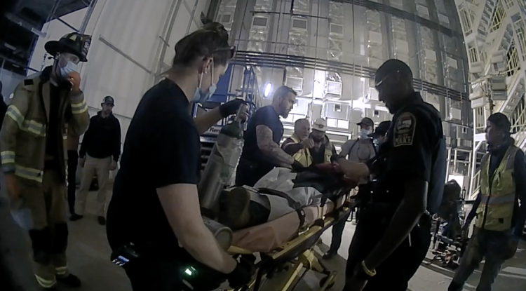 2020년 11월 4일 SK배터리아메리카 커머스 공장 건설현장에서 추락한 캐머런 벨 씨를 응급대원들이 병원으로 옮기고 있다. [커머스 시 경찰 제공]