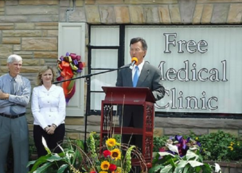 2011년 8월 24일 테네시주 스콧 카운티 오나이더 시에서 김유근 박사가 자신이 설립한 네 번째 무료 진료소 개원식에서 인사말하고 있다. [연합뉴스 자료사진]