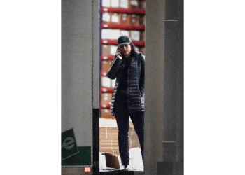 28일 풀턴 카운티 유니온 시티에 있는 풀턴 카운티 투표용지 보관 창고 앞에 털시 개버드 국가정보국(DNI) 국장이 보인다. 정보기관을 총괄하는 DNI 수장이 압수수색 현장을 직접 방문한 것은 이례적이다. [로이터]