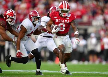 지난 1일 미국 캘리포니아주 패서디나의 로즈볼 스타디움에서 열린 대학 풋볼 플레이오프(CFP) 8강전. 인디애나의 러닝백 케일런 블랙(8번)이 앨라배마의 수비진을 뚫고 질주하고 있다. 인디애나는 앨라배마를 38-3으로 완파했다. 사진 Gary A. Vasquez-Imagn Images