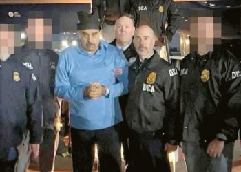 지난 3일 뉴욕주 뉴버그 스튜어트 공군방위군 기지에서 연행되는 니콜라스 마두로 베네수엘라 대통령. [로이터]