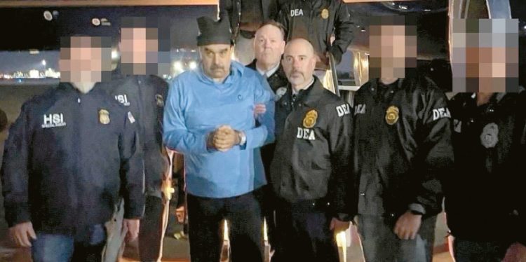 지난 3일 뉴욕주 뉴버그 스튜어트 공군방위군 기지에서 연행되는 니콜라스 마두로 베네수엘라 대통령. [로이터]