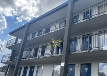 조지아주립대(GSU) 학생들과 지역사회 자원봉사자 50명으로 구성된 팀이 42개 호텔을 방문하여 가가호호 설문조사를 실시, 디캡 카운티 장기 투숙 호텔 거주자들에 대한 포괄적인 데이터를 확보했다. [GSU 제공]