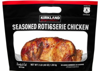 코스트코의 인기 상품 중 하나인 4.99달러 로티서리 치킨.