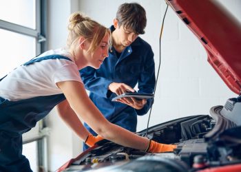 자동차 정비사 이미지 사진. [출처 셔터스톡]