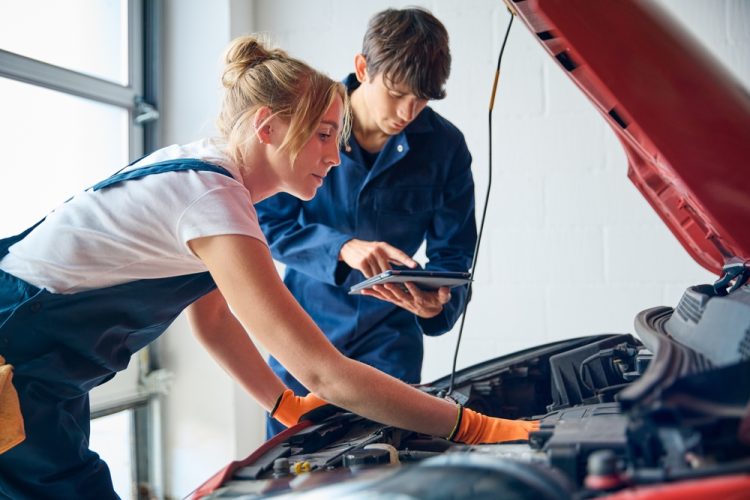 자동차 정비사 이미지 사진. [출처 셔터스톡]