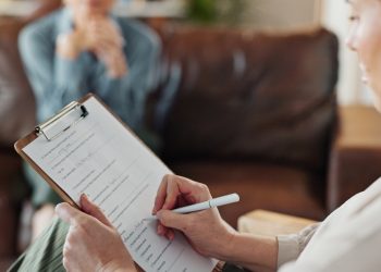 2022년 제정된 조지아 법률은 보험사가 불안, 우울증, 중독 등 정신건강 치료에 대해 본인부담금, 공제액, 치료 횟수 제한을 신체 질환과 동일하게 적용하도록 의무화하고 있다. [출처 셔터스톡]