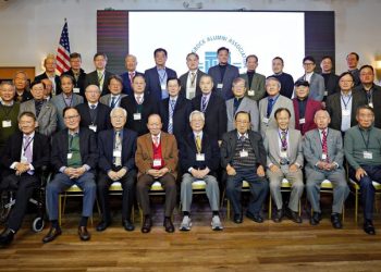 신년 하례식에 참석한 동문들이 한자리에 섰다.