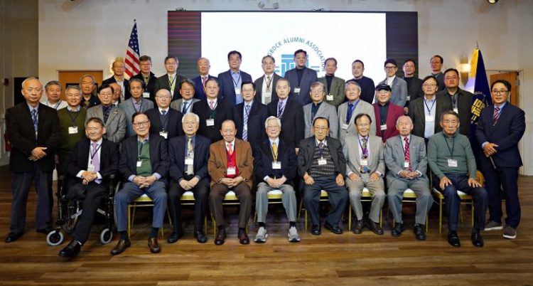 신년 하례식에 참석한 동문들이 한자리에 섰다.