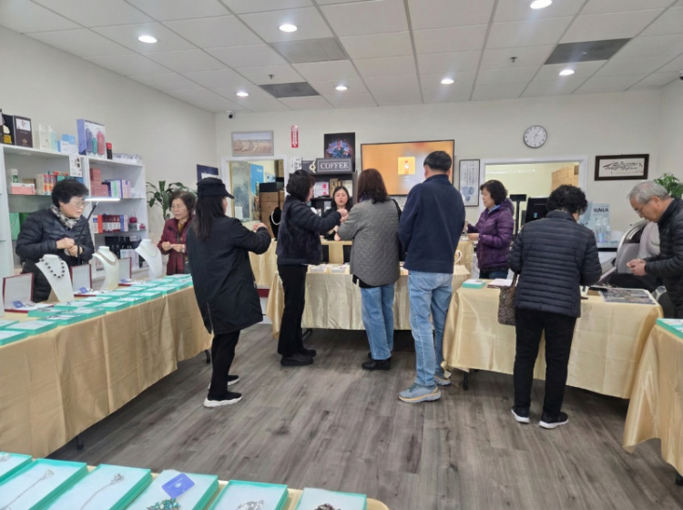 둘루스 특설매장에서 진행된 반지천국 행사에 많은 한인이 발걸음했다.