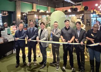 24일 둘루스 골프 VX 그랜드 오프닝 행사 중 션 김 대표(가운데)를 비롯한 귀빈들이 커팅식에 참여했다.