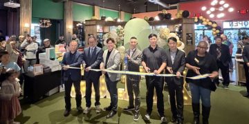 24일 둘루스 골프 VX 그랜드 오프닝 행사 중 션 김 대표(가운데)를 비롯한 귀빈들이 커팅식에 참여했다.