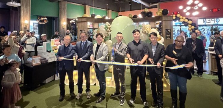 24일 둘루스 골프 VX 그랜드 오프닝 행사 중 션 김 대표(가운데)를 비롯한 귀빈들이 커팅식에 참여했다.