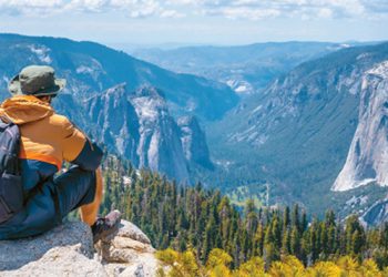 한 등산객이 요세미티 국립공원 센티널 돔 전망대에서 풍경을 바라보고 있다.
