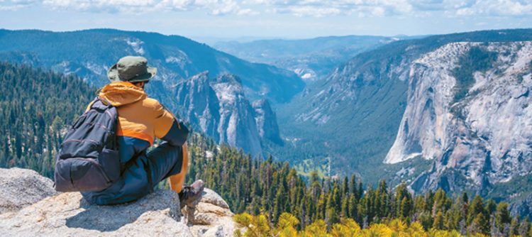 한 등산객이 요세미티 국립공원 센티널 돔 전망대에서 풍경을 바라보고 있다.