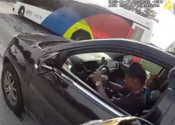 경찰관이 차가 고장난 운전자를 도우려 다가가는 모습이 바디캠에 찍혔다. [귀넷 경찰 제공]