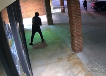 유리창을 부수고 식당에 침입하는 용의자들. [귀넷 경찰 제공]