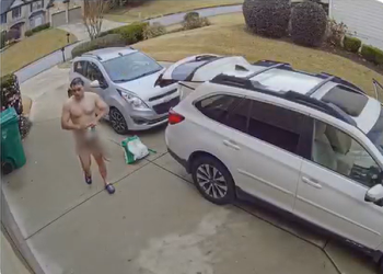 식탁보만 걸친 채 경찰에 체포된 남성 용의자. [귀넷 경찰 제공]