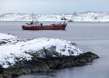 그린란드 누크항 인근 해협을 선박이 통과하고 있다. [로이터 자료사진]
