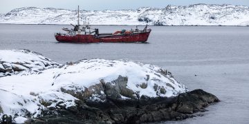 그린란드 누크항 인근 해협을 선박이 통과하고 있다. [로이터 자료사진]