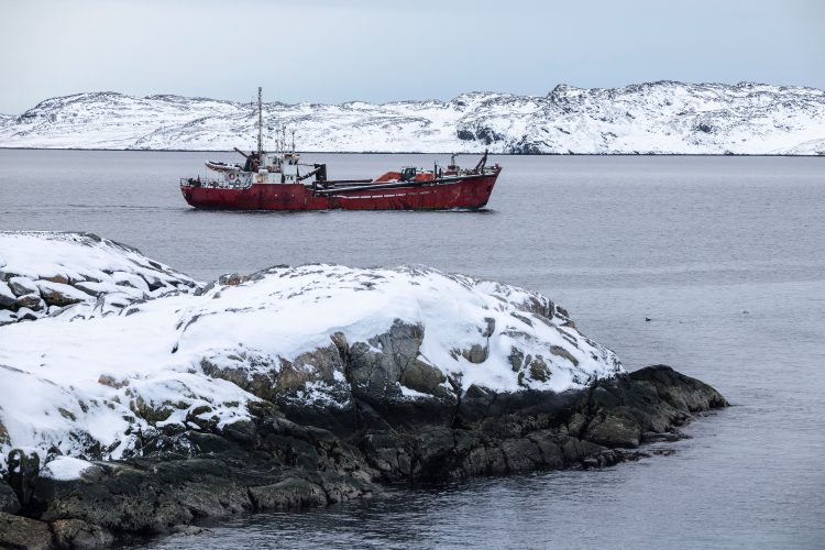 그린란드 누크항 인근 해협을 선박이 통과하고 있다. [로이터 자료사진]