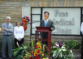 2011년 8월 24일 테네시주 스콧 카운티 오나이더 시에서 김유근 박사가 자신이 설립한 네 번째 무료 진료소 개원식에서 인사말하고 있다. [연합뉴스 자료사진]