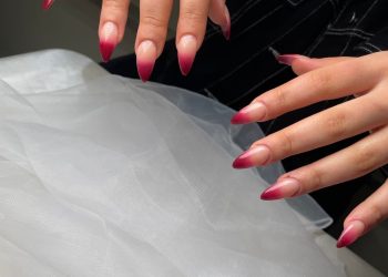 지난해 12월 26일 경남 창원시의 한 네일샵에서 네일 서비스를 받은 직후 A양의 손 모습을 촬영한 사진. 사진 독자