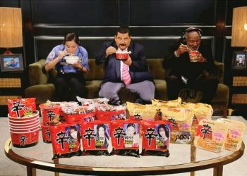 미국 ABC 방송 ‘지미 키멜 라이브’ 출연진들이 신라면을 맛보고 있다. 사진 농심