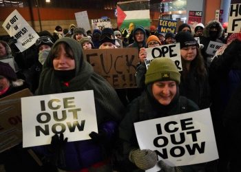 26일 미국 미네소타 주도 미네아폴리스에서 이민세관단속국(ICE)의 지나친 이민 단속에 항의하는 사람들이 시위를 벌이고 있다. [로이터]