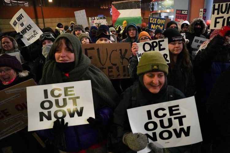 26일 미국 미네소타 주도 미네아폴리스에서 이민세관단속국(ICE)의 지나친 이민 단속에 항의하는 사람들이 시위를 벌이고 있다. [로이터]