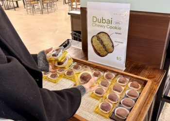 22일 둘루스 메가마트 안 바스키아 매장에서 한 고객이 두 손 가득 두쫀쿠를 가져가고 있다. 윤지아 기자.