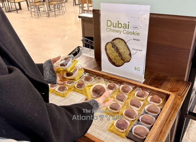 22일 둘루스 메가마트 안 바스키아 매장에서 한 고객이 두 손 가득 두쫀쿠를 가져가고 있다. 윤지아 기자.