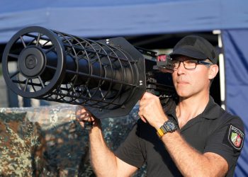 유로2024 기간 중 드론 대응 장비를 활용하는 독일 경찰. 미국은 북중미월드컵 대회 기간 중 총 11개 개최도시 경기장의 드론 대응 시스템 확보에 1600억원을 투자할 예정이다. [로이터]