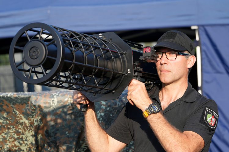 유로2024 기간 중 드론 대응 장비를 활용하는 독일 경찰. 미국은 북중미월드컵 대회 기간 중 총 11개 개최도시 경기장의 드론 대응 시스템 확보에 1600억원을 투자할 예정이다. [로이터]