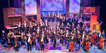 로렌스빌 심포니 오케스트라 단원들이 바이올린 등 현악기 활을 들고 기념사진을 찍었다.