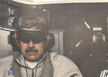 도널드 트럼프 미국 대통령이 3일 오전 소셜미디어 엑스(X)에 올린 사진. 니콜라스 마두로 베네수엘라 대통령의 압송 장면이 담겼다. 회색 트레이닝복 차림의 마두로 대통령은 검은 안대로 눈이 가려져 있고 헤드폰으로 귀가 덮여 있다. 트럼프 대통령은 “니콜라스 마두로가 USS 함에 승선했다”며 해당 사진을 공개했다. 사진 엑스 캡처