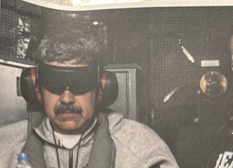 도널드 트럼프 미국 대통령이 3일 오전 소셜미디어 엑스(X)에 올린 사진. 니콜라스 마두로 베네수엘라 대통령의 압송 장면이 담겼다. 회색 트레이닝복 차림의 마두로 대통령은 검은 안대로 눈이 가려져 있고 헤드폰으로 귀가 덮여 있다. 트럼프 대통령은 “니콜라스 마두로가 USS 함에 승선했다”며 해당 사진을 공개했다. 사진 엑스 캡처